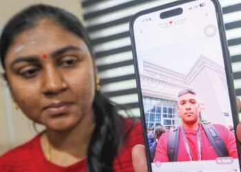 P. RUBBANI menunjukkan mesej dan gambar terakhir yang dikirimkan oleh suaminya, M. Poobalan beberapa minit sebelum tragedi banjir besar melanda Nepal pada 26 Ogos lalu. - UTUSAN/DANIAL SAAD