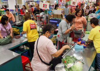 PENINGKATAN kuasa beli pengguna perlu disertai pengurusan kos yang berkesan oleh peruncit bagi memastikan pertumbuhan jualan dapat membantu mengimbangi tekanan kos operasi.- GAMBAR HIASAN