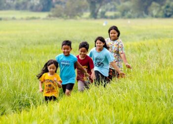 PEMBENTUKAN akhlak dan jati diri anak-anak mesti bermula dari rumah dengan bimbingan ibu bapa serta sokongan masyarakat.