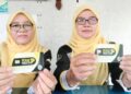 ROZIAH Saleh (kiri) bersama Norimah Amir Husin menunjukkan Kad Perak Sejahtera, berupa bantuan RM100 sebulan untuk membeli makanan asas yang diberi bawah program Perak Sejahtera 2030.
– UTUSAN/WAT KAMAL ABAS