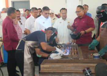 ALEXANDER Nanda Linggi (tengah) dan Menteri Dalam Negeri, Datuk Seri Saifuddin Nasution Ismail melihat kemahiran pertukangan klien  Pusat Pemulihan Penagihan Narkotik (PUSPEN) Karak di Bentong, Pahang. - UTUSAN/SALEHUDIN MAT RASAD