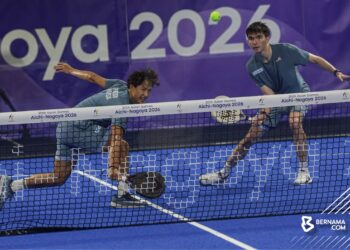 AKSI beregu lelaki padel negara, Christian Didier Chin-Aidan Yunus ketika berdepan pasangan Qatar, Mashari Naif-Rashed Naif dalam aksi final di Pusat Sukan Nagoya City Higashi, hari ini.-BERNAMA