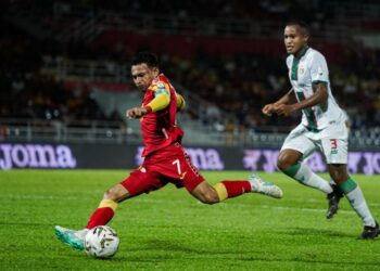 Faisal Halim (kiri) dijangka memerlukan tempoh lama untuk sembuh daripada jangkaan awal. - UTUSAN/MUHAMAD IQBAL ROSLI