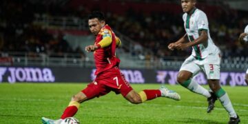 Faisal Halim (kiri) dijangka memerlukan tempoh lama untuk sembuh daripada jangkaan awal. - UTUSAN/MUHAMAD IQBAL ROSLI