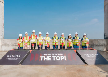 WANG Chong Hwa (enam dari kiri) bersama pengurusan tertinggi syarikat semasa majlis pemasangan struktur bumbung tertinggi (topping-out) projek pembangunan Seiras di Utropolis Batu Kawan, Pulau Pinang, baru-baru ini.
