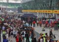 Sebahagian peminat-peminat F1 mengambil peluang melihat pasukan kegemaran mereka dengan lebih dekat di kawasan ‘Pit Zone’ sebelum bermulanya aksi perlumbaan Formula 1 Bahrain GranPrix di Malaysia, di Litar Antarabangsa Sepang.-UTUSAN/ASWAD YAHYA