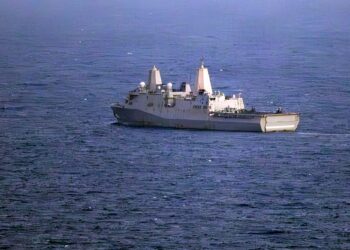 IRAN mendakwa armada kapal tentera Amerika Syarikat (AS) berundur lebih 1,000 kilometer dari sempadannya. - AFP
