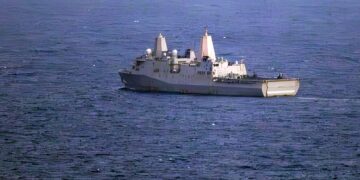 IRAN mendakwa armada kapal tentera Amerika Syarikat (AS) berundur lebih 1,000 kilometer dari sempadannya. - AFP