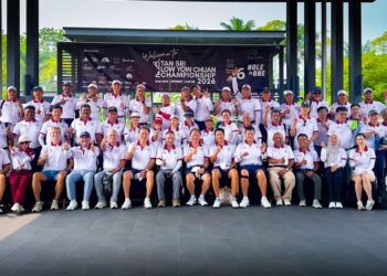 PARA peserta bergambar sebelum memulakan Kejohanan Golf Tan Sri Low Yow Chuan 2026 di Tasik Puteri Golf & Country Club (TPGCC), Rawang, Selangor, baru-baru ini. 