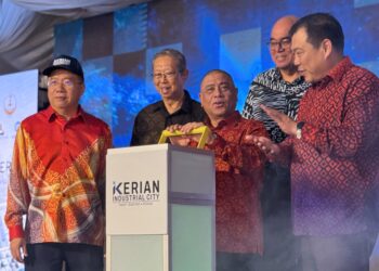 SAARANI Mohamad (tengah) bersama Redza Rafiq Abdul Razak (tiga dari kanan) dan Yong Chai Seng (dua dari kiri) pada majlis pecah tanah Kerian Industrial City (KIC).