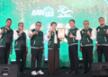 DARI kiri: Haji Zulmajdi Bin Omar (Ahli Lembaga Pengarah), Haji Mohd Noor Bin Shaharum (Ahli Lembaga Pengarah), Haji Othman Bin Shaharum (Pengasas), Zaree Abu Zarin (Ketua Pegawai Agensi FWD), Haji Mohd Fadzli Bin Mat Noor (Pengasas), Haji Hafizul Hamdi Bin Hassan (Ahli Lembaga Pengarah) dan Haji Abdul Razak Bin Ibrahim (Ahli Lembaga Pengarah).