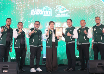 DARI kiri: Haji Zulmajdi Bin Omar (Ahli Lembaga Pengarah), Haji Mohd Noor Bin Shaharum (Ahli Lembaga Pengarah), Haji Othman Bin Shaharum (Pengasas), Zaree Abu Zarin (Ketua Pegawai Agensi FWD), Haji Mohd Fadzli Bin Mat Noor (Pengasas), Haji Hafizul Hamdi Bin Hassan (Ahli Lembaga Pengarah) dan Haji Abdul Razak Bin Ibrahim (Ahli Lembaga Pengarah).