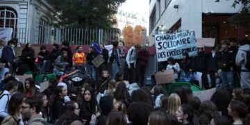 SEJUMLAH pelajar menyertai tunjuk perasaan di depan sebuah sekolah di Paris. - AFP