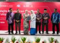 FADHLINA Sidek (tiga dari kiri) menyampaikan sijil penyertaan kepada Nur Syazwani Abdul Latiff (empat dari kiri) dari SMK Lembah Subang pada pelancaran Program Tuisyen MADANI 2026.