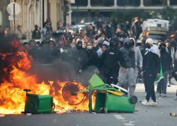 SEJUMLAH pelajar terlibat dalam protes di Paris. - AFP