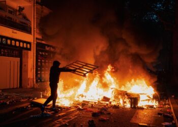 SEORANG penunjuk perasaan menambah bahan bakar di Paris, Sabtu lalu. - AFP