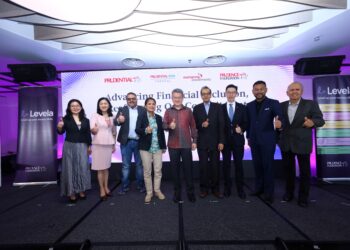 LIEW Chin Tong (tengah) dan Nicole Ngeow (kiri) pada Majlis Pelancaran Platform Levela di Menara Prudential.
