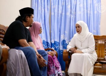 RAJA Zarith Sofiah berkenan menziarahi keluarga Allahyarhamah Irene Sofiya Mohd Khairool Faisal yang meninggal dunia secara tragis di sebuah sekolah menengah di Yong Peng, Johor, Sabtu lalu. FACEBOOK/SULTAN IBRAHIM
