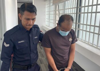MOHAMAD Fitri Abdul Aziz (kanan) dijatuhi hukuman penjara empat tahun dan satu sebatan oleh Mahkamah Sesyen Ipoh selepas mengaku bersalah merompak nenek saudaranya minggu lalu.