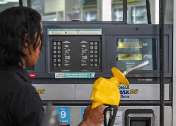 HARGA minyak mentah dijangka tinggi sehingga tahun depan. - GAMBAR HIASAN