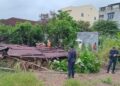 PASUKAN penyelamat menjalankan operasi mengeluarkan mangsa terperangkap dalam runtuhan rumah usang di Kampung Raja Hitam, Ayer Tawar, Manjung hari ini.