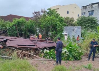 PASUKAN penyelamat menjalankan operasi mengeluarkan mangsa terperangkap dalam runtuhan rumah usang di Kampung Raja Hitam, Ayer Tawar, Manjung hari ini.