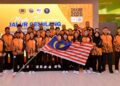 Menteri Belia dan Sukan, Dr. Mohammed Taufiq Johari bersama kontinjen atlet Malaysia yang akan menyertai Sukan Olimpik Remaja 2026 di Dakar dalam majlis penyerahan Jalur Gemilang di Menara KBS, Putrajaya, semalam. - IHSAN MSN