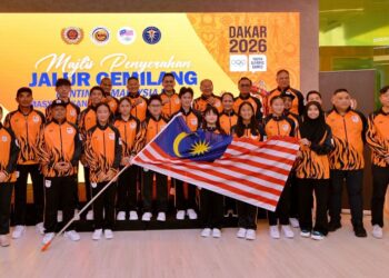 Menteri Belia dan Sukan, Dr. Mohammed Taufiq Johari bersama kontinjen atlet Malaysia yang akan menyertai Sukan Olimpik Remaja 2026 di Dakar dalam majlis penyerahan Jalur Gemilang di Menara KBS, Putrajaya, semalam. - IHSAN MSN