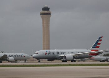 GAMBAR fail dua buah pesawat penumpang American Airlines. - AFP