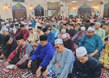 Mohd Ridhwan Mohd Ali (empat dari kanan) bersama-sama kira-kira 1,200 pelajar dan ibu bapa di Majlis Bacaan Yasin dan Solat Hajat Perdana SPM 2026.
