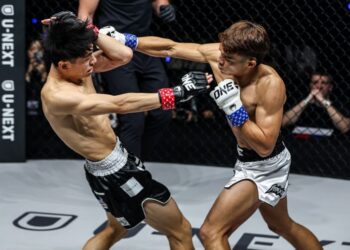 Mohammad Rifdean Masdor (kanan) tewas dalam pertarungan dengan Nadaka Yoshinari di pentas ONE SAMURAI 4, Ariake Arena, Tokyo, kelmarin. - IHSAN ONE CHAMPIONSHIP