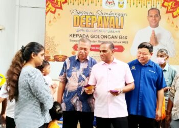 M. SARAVANAN menyampaikan sumbangan Deepavali pada majlis di Tapah hari ini. - UTUSAN