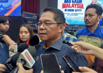 MUSTAPHA Sakmud ketika ditemui pemberita selepas Program Jelajah Aku Kasih Malaysia @ Sabah Bersama Komuniti Sepanggar di Dewan Kolej Teknologi Termaju Jabatan Tenaga Manusia (ADTEC JTM) Kota Kinabalu - UTUSAN/RAEESAH HANAN