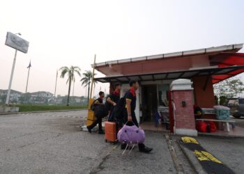 PELAJAR berasrama mula pulang ke rumah berikutan penutupan sementara institusi pendidikan di Wilayah Persekutuan Putrajaya berikutan keadaan jerebu. - UTUSAN/FAISOL MUSTAFA