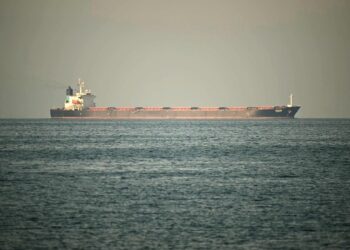 GAMBAR fail sebuah kapal dagang di Selat Hormuz. - AFP