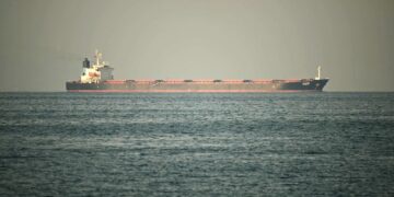 GAMBAR fail sebuah kapal dagang di Selat Hormuz. - AFP