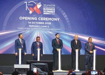 TENGKU Amir Shah Sultan Sharafuddin Idris Shah (tengah) bersama Amirudin Shari (dua kiri) dan barisan dif kehormat semasa majlis pelancaran SIBS 2026 di KLCC, semalam.
