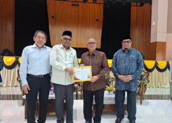 DATUK Mohd. Zolkafly Harun (dua dari kanan) menyerahkan sijil penghargaan kepada Mohammed Mosin Abdul Razak pada Seminar Kesedaran Halal bagi Pengusaha Nasi Kandar Negeri Perak di Auditorium Saidina Umar, Institut Tadbiran Islam (Intim) Perak hari ini.