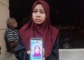 NURUL Syazwina Mohd. Suhaimi menunjukkan gambar Zawiah Haliah yang maut dalam kemalangan di Kilometer 48 Jalan Kuala Terengganu - Kota Bharu dekat Kampung Selamat, Setiu, Terengganu. - UTUSAN /WAN ZURATIKAH IFFAH WAN ZULKIFLI