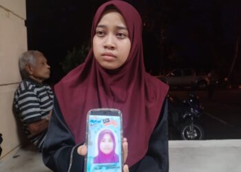 NURUL Syazwina Mohd. Suhaimi menunjukkan gambar Zawiah Haliah yang maut dalam kemalangan di Kilometer 48 Jalan Kuala Terengganu - Kota Bharu dekat Kampung Selamat, Setiu, Terengganu. - UTUSAN /WAN ZURATIKAH IFFAH WAN ZULKIFLI