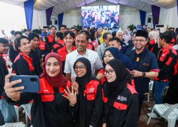 MAHASISWA perlu berani keluar daripada zon selesa, mencari pengalaman baharu dan menggunakan peluang yang ada.