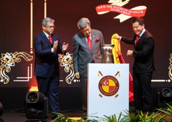 SULTAN Selangor, Sultan Sharafuddin Idris Shah Alhaj (tengah) merasmikan majlis makan malam gala diraja di Cyberjaya, kelmarin.