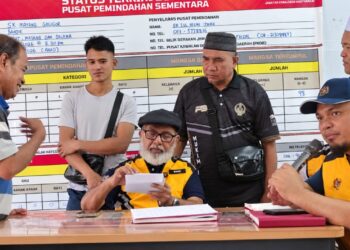 SYED Abu Hussin Hafiz Syed Abdul Fasal (tengah) ketika melawat  Pusat Pemindahan Sementara (PPS) mangsa banjir di Bukit Gantang hari ini. - UTUSAN/WAT KAMAL ABAS