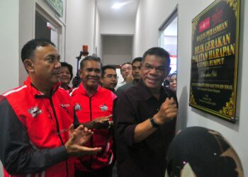 SAIFUDDIN Nasution Ismail merasmikan Bilik Gerakan DUN Paya Rumput di Krubong, Melaka semalam. UTUSAN/AMRAN MULUP