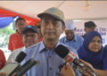 Muhammad Faiz Fadzil mengadakan sidang media selepas menghadiri Program Sesi Libat Urus (SLU) Pengerusi LKIM bersama nelayan kawasan Telok Mas di Pangkalan Nelayan Tinjong Nibong, Telok Mas hari ini. UTUSAN/AMRAN MULUP