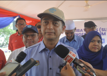 Muhammad Faiz Fadzil mengadakan sidang media selepas menghadiri Program Sesi Libat Urus (SLU) Pengerusi LKIM bersama nelayan kawasan Telok Mas di Pangkalan Nelayan Tinjong Nibong, Telok Mas hari ini. UTUSAN/AMRAN MULUP