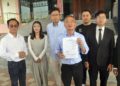 KHOO Poay Tiong menunjukkan surat saman yang telah dihantar ke pejabat SUK dan Penasihat Undang-Undang Negeri Melaka di Seri Negeri hari ini. UTUSAN/AMRAN MULUP