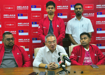 KHOO Poay Tiong mengadakan sidang akhbar di Bilik Gerakan Utama Pakatan Harapan di Bukit Katil hari ini. UTUSAN/AMRAN MULUP