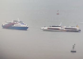 FERI Express Bahagia 98 yang tersangkut pada pukat nelayan sedang dibantu sebuah lagi feri milik Konsortium Langkawi Ferry Line Ventures di perairan Kuala Perlis.