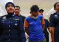 M. D. Sebastian dibawa anggota polis berhubung kes amang seksual dan liwat melibatkan kanak-kanak berumur 11 tahun di Kompleks Mahkamah Kuala Lumpur, di sini. - UTUSAN/SADDAM YUSOFF